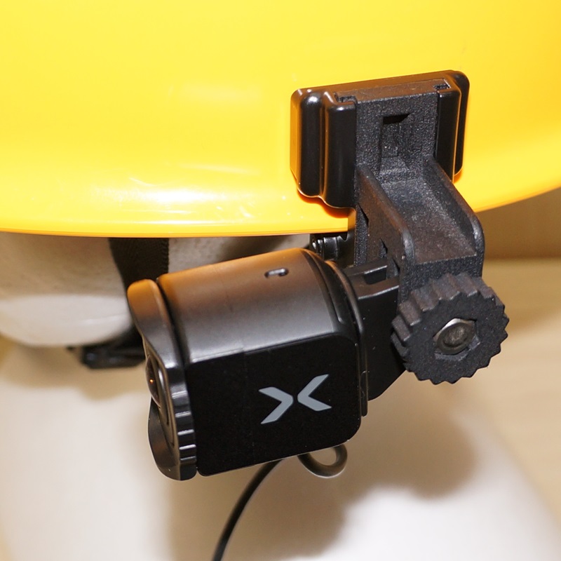 手振れ補正ウェアラブルカメラ CX-WL100 をヘルメットに取り付けた