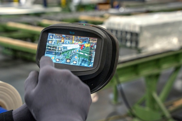 ガス漏れ箇所をモニターでチャック